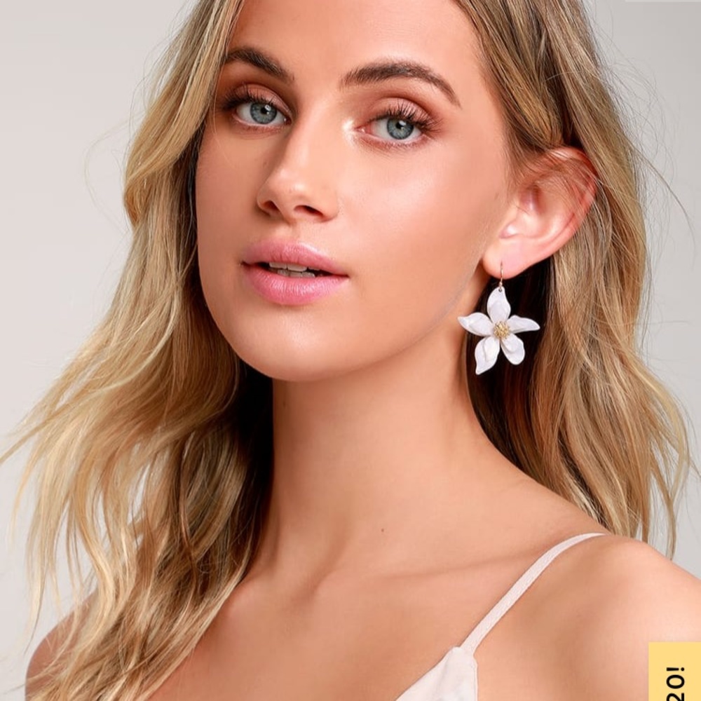 NWOT Riya gold and white flower earrings